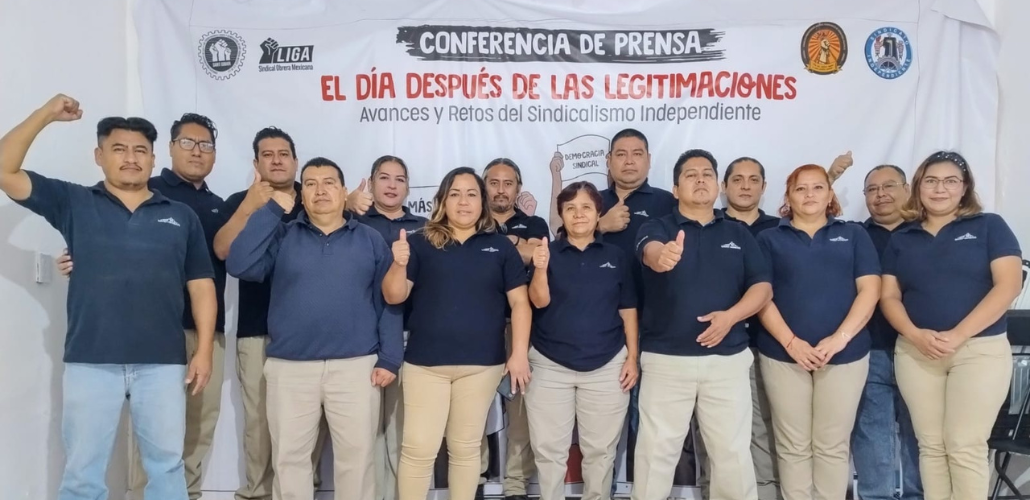 Los trabajadores de St Gobain se encuentran frente a una gran pancarta que dice: Conferencia de prensa: el día después de las legitimaciones contractuales; avances y desafíos en el sindicalismo independiente